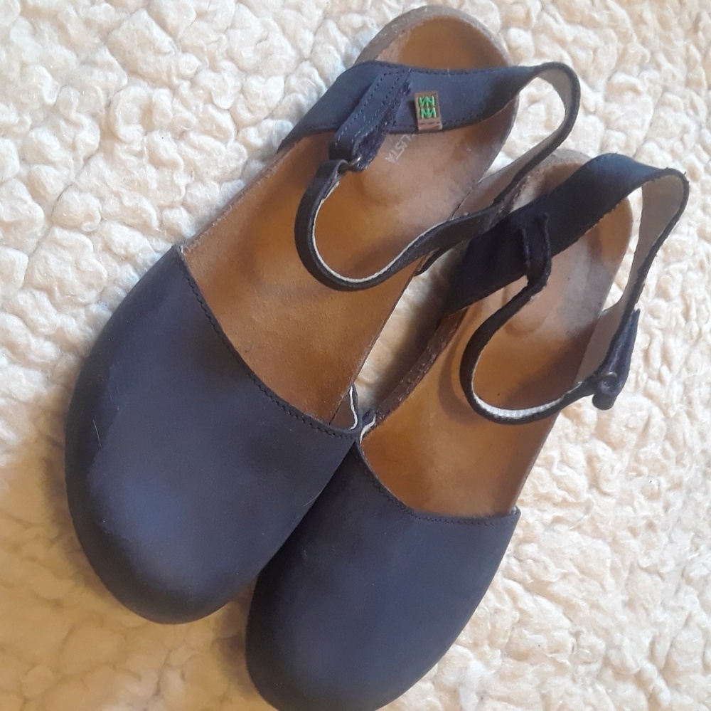 El Naturalista Leather Sandals